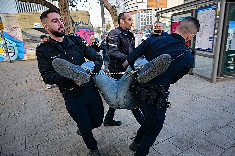שוטרים מפגנים בכוח מפגינים למען ועדת חקירה מול בית יו"ר הכנסת אוחנה