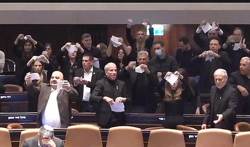 ח"כים מהאופוזיציה קורעים את הצעת החוק להקמת ועדת חקירה פוליטית