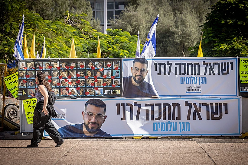 תמונה של רן גואילי בכיכר החטופים