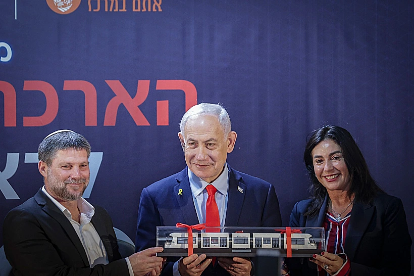 בנימין נתניהו, מירי רגב ובצלאל סמוטריץ' בטקס לחתימת הארכת הקו האדום של הרכבת הקלה