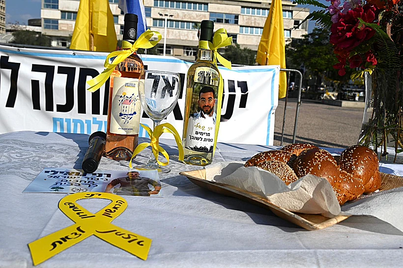 קבלת שבת בכיכר החטופים בתל אביב