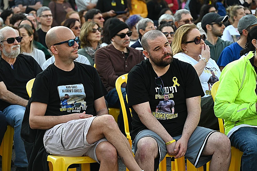 איתן ויאיר הורן בקבלת שבת בכיכר החטופים בתל אביב