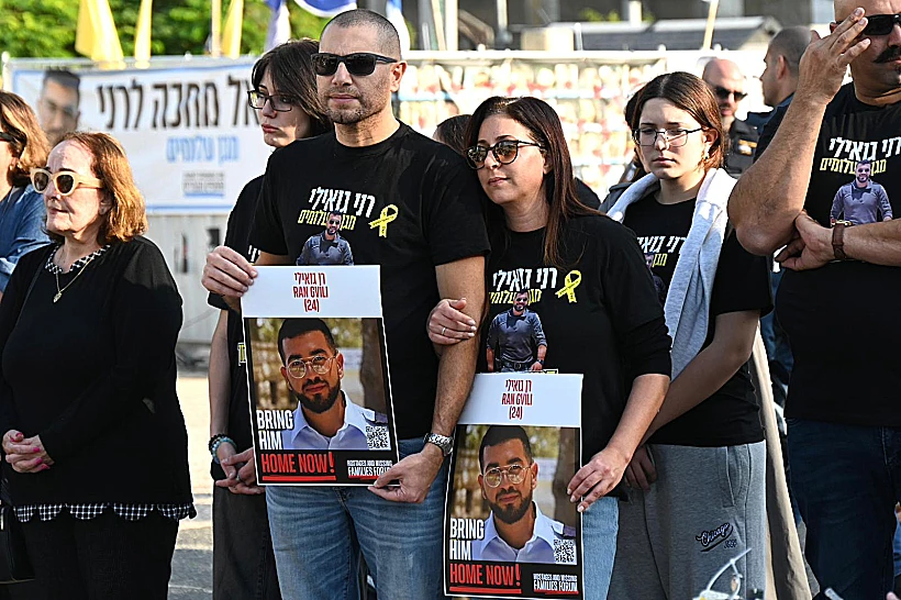 קבלת שבת בכיכר החטופים בתל אביב