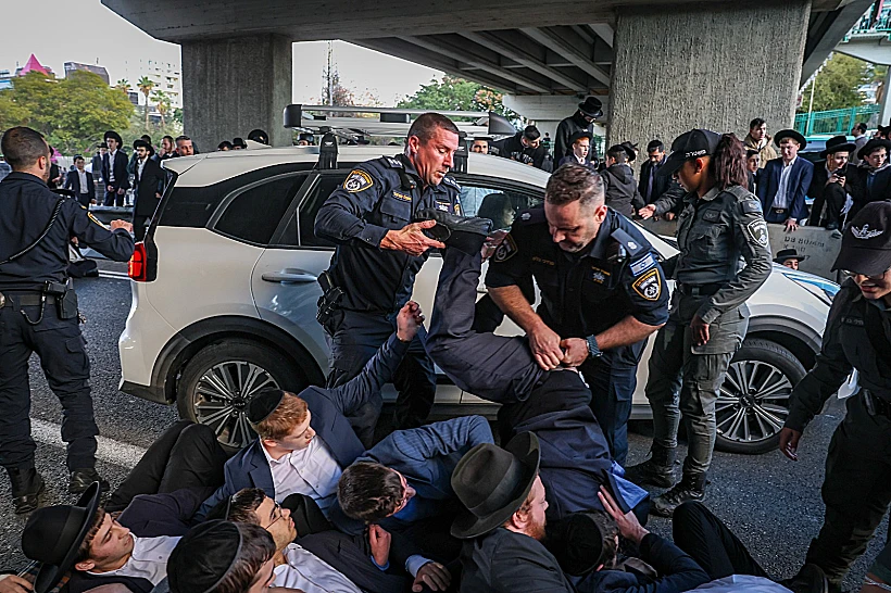 עימותים בין שוטרים למפגינים חרדים בכביש 4