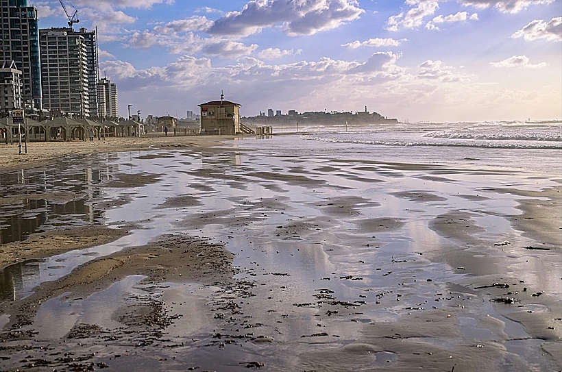 חורף בחוף הים של תל אביב