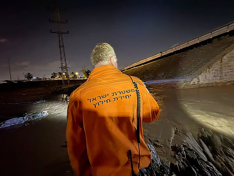 חיפושים אחר הנעדר שנסחף בנחל מיתר