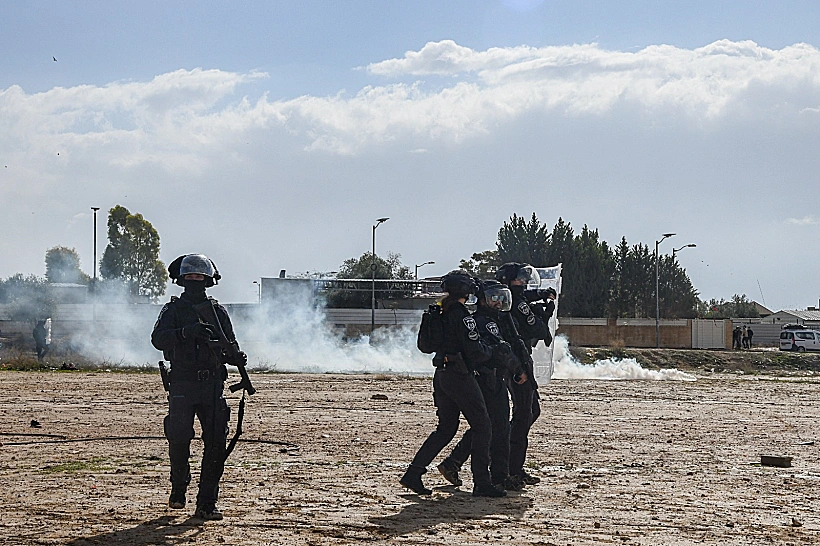 כוחות משטרה בפשיטה על תראבין שבנגב