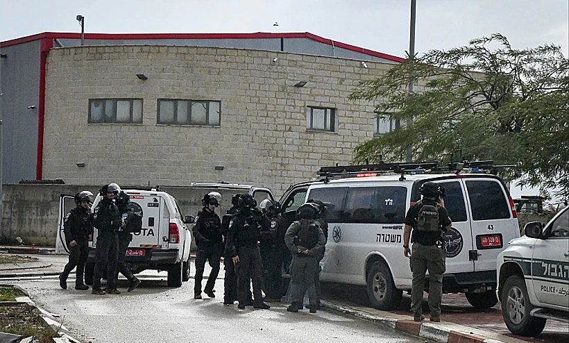 כוחות משטרה בפשיטה על תראבין שבנגב