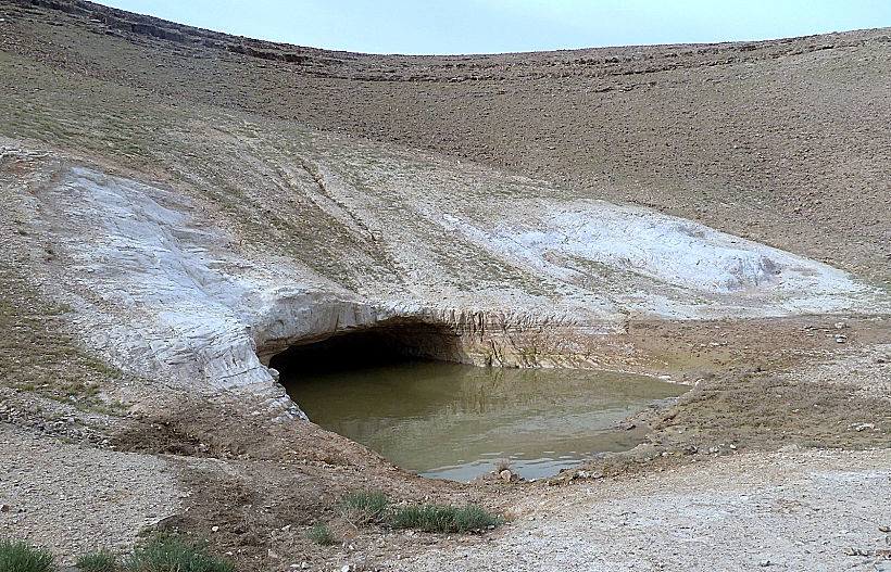 בור עטין בשביל הגמלים