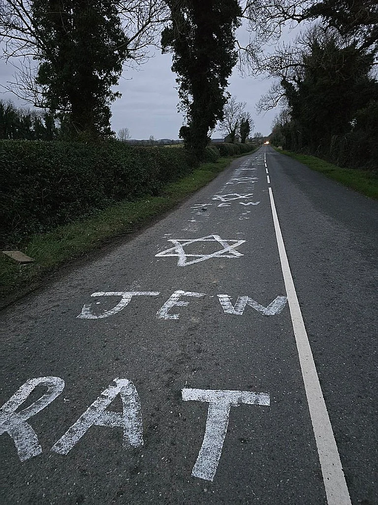 כתובת גרפיטי אנטישמי על כביש באירלנד