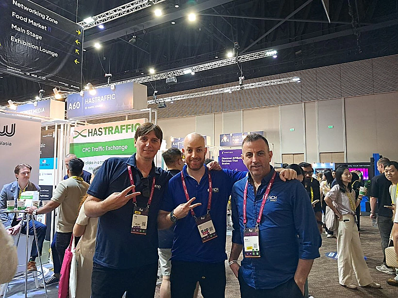 הנהלת Reacheffect בכנס Affiliate World בנגקוק, דצמבר 2025, מימין לשמאל: ערן גולדשמיד מנכ"ל, זיו נוי COO, אבי אילינסקי CMO