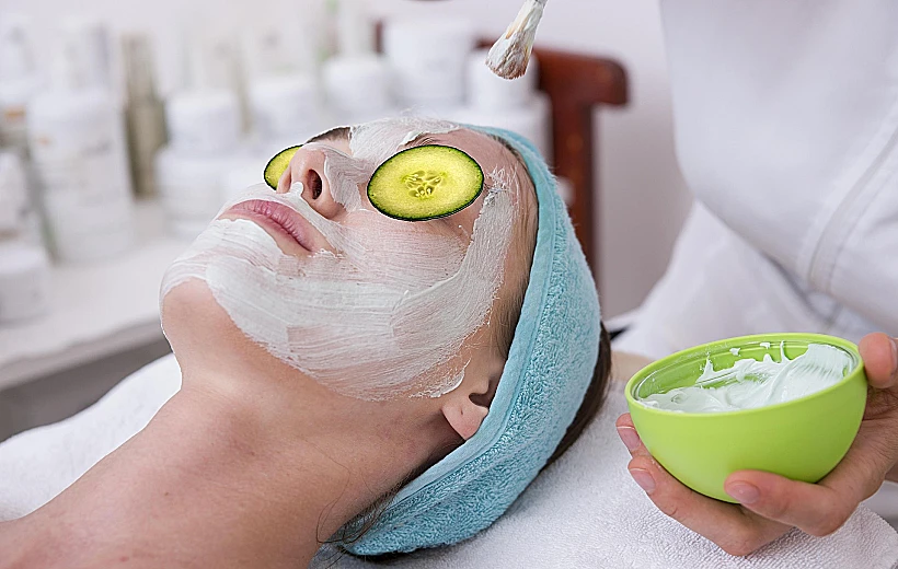 אישה בטיפול פנים מפנק