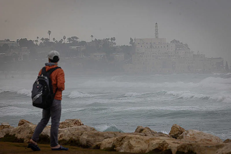 חופי תל אביב ביום גשום, מזג אוויר, חורף, גשם