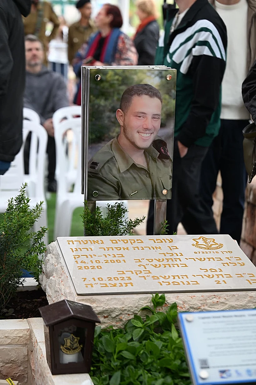 קברו של עומר נאוטרה בטקס גילוי המצבה בבית העלמין הצבאי שבקריית שאול