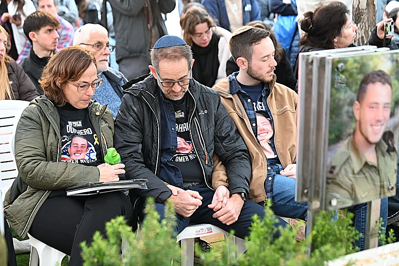 משפחת נאוטרה בטקס גילוי המצבה של החלל עומר נאוטרה בבית העלמין הצבאי בקריית שאול