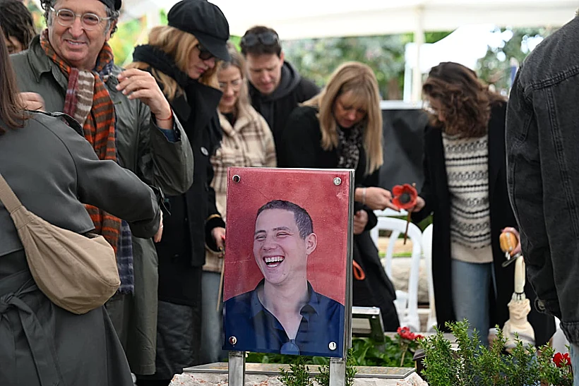 קברו של עומר נאוטרה בטקס גילוי המצבה בבית העלמין הצבאי שבקריית שאול