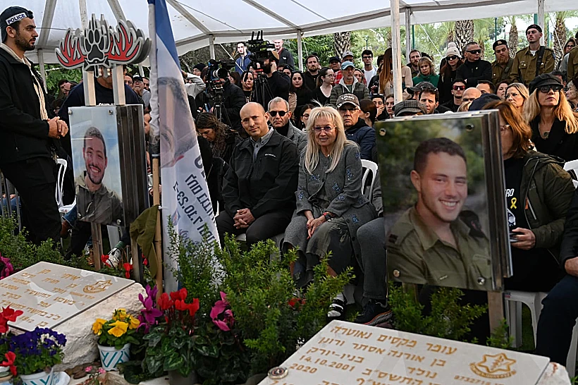 קברו של עומר נאוטרה בטקס גילוי המצבה בבית העלמין הצבאי שבקריית שאול