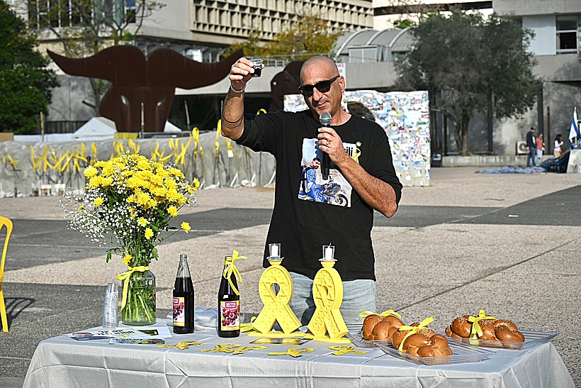 זיו ציוני, דודו של רן גואילי, בקבלת שבת בכיכר החטופים