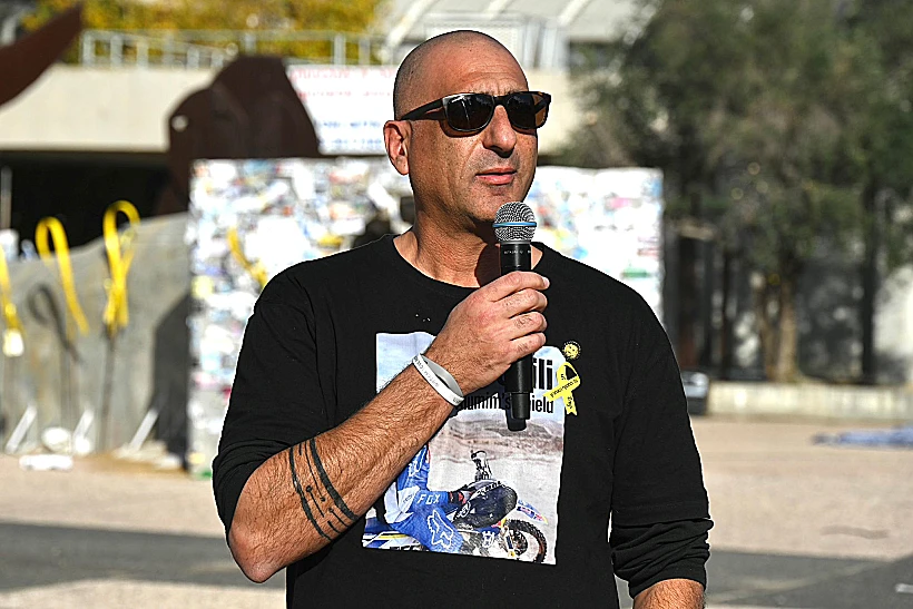 זיו ציוני, דודו של רן גואילי, בקבלת שבת בכיכר החטופים