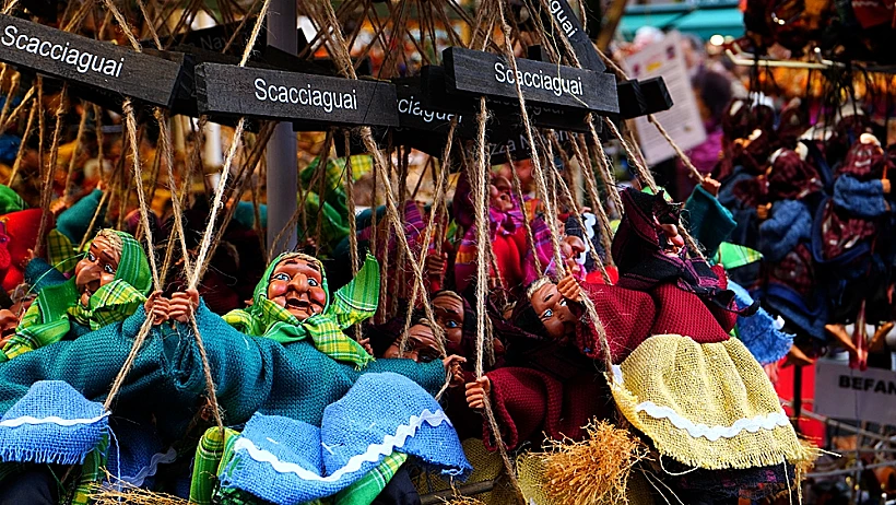 בובות בדמותה של ה-"Befana