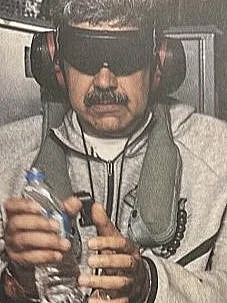 מדורו אזוק, עם עיניים מכוסות