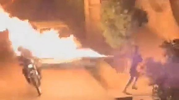 מפגין משתמש בלהביור מאולתר נגד כוחות הביטחון באיראן