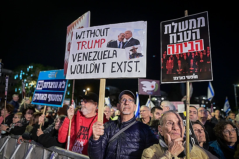 מפגינים נגד הממשלה בכיכר הבימה בדרישה לוועדת חקירה ממלכתית