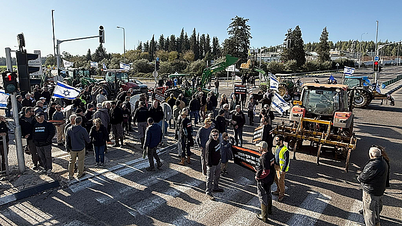 חקלאים חוסמים את צומת מגידו במחאה על רפורמת החלב