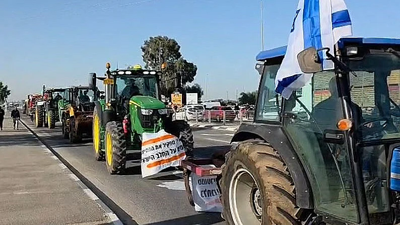 חקלאים חוסמים את צומת מגידו במחאה על רפורמת החלב