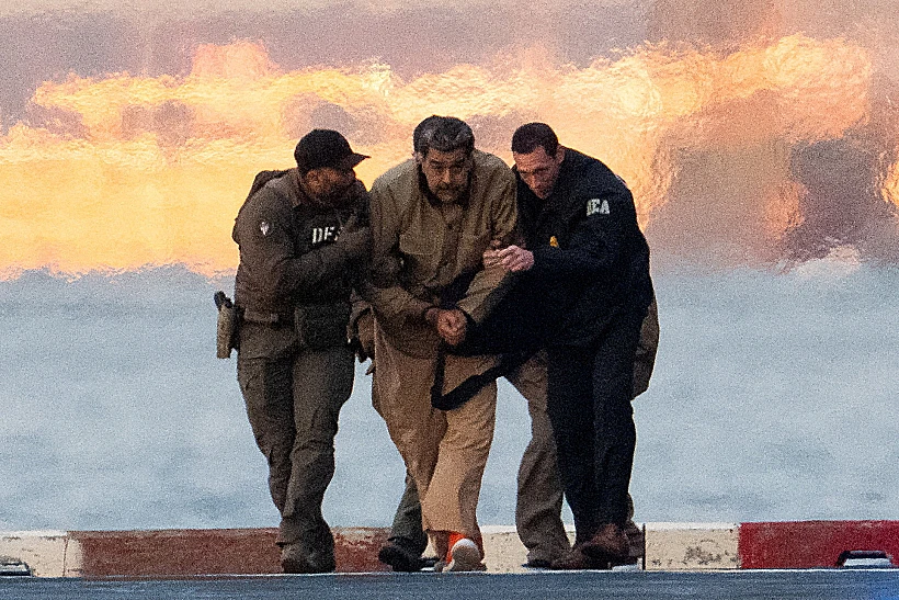 מדורו מובל באזיקים לבית המשפט בניו יורק