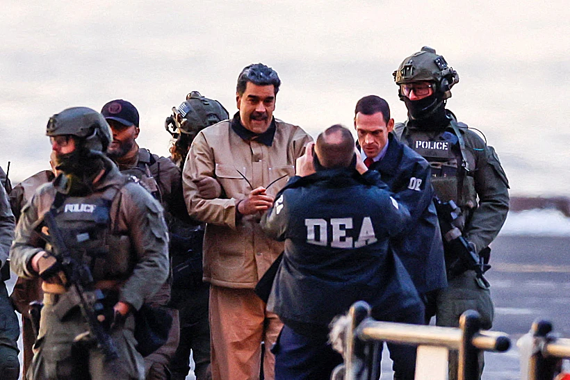 מדורו מובל באזיקים לבית המשפט בניו יורק