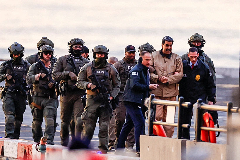 מדורו מובל באזיקים לבית המשפט בניו יורק