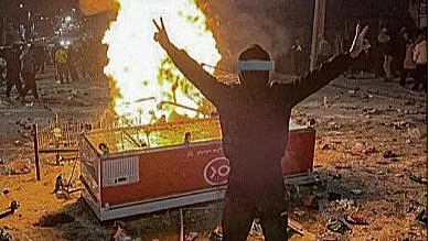 מפגין נגד המשטר באיראן