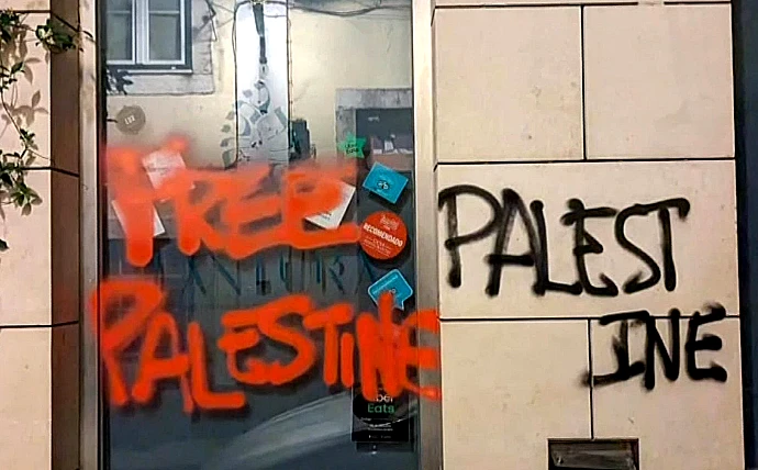 גרפיטי פרו-פלסטיני שרוסס על מסעדת "טנטורה