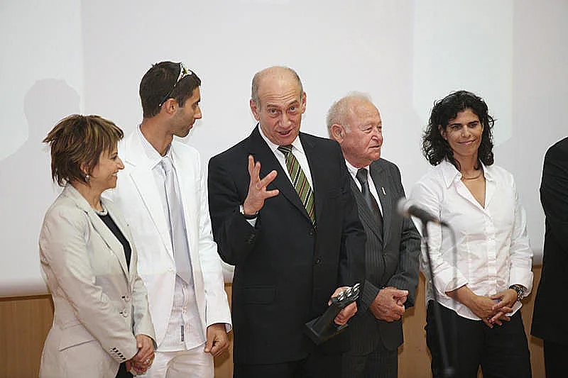 ראש הממשלה לשעבר אהוד אולמרט עם גל פרידמן ויעל ארד (2009)