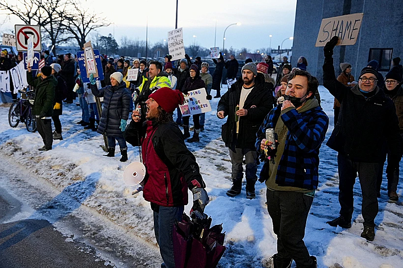 מפגינים נגד ICE בזירת הירי במיניאפוליס