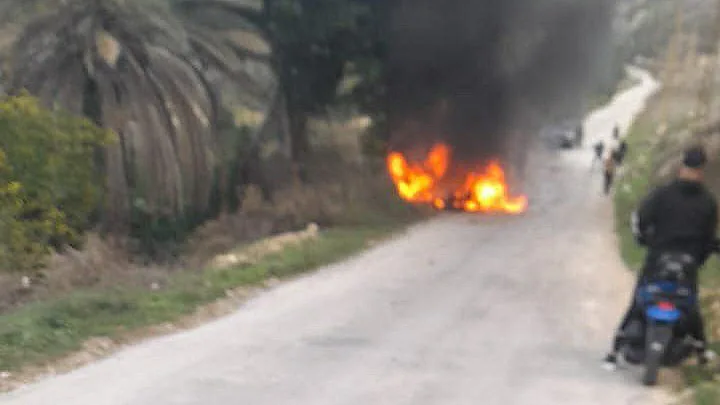 רכב פלסטיני שהוצת ע"י מתנחלים