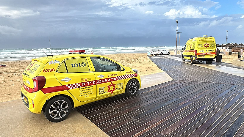 אמבולנסים בחוף הים בראשל"צ