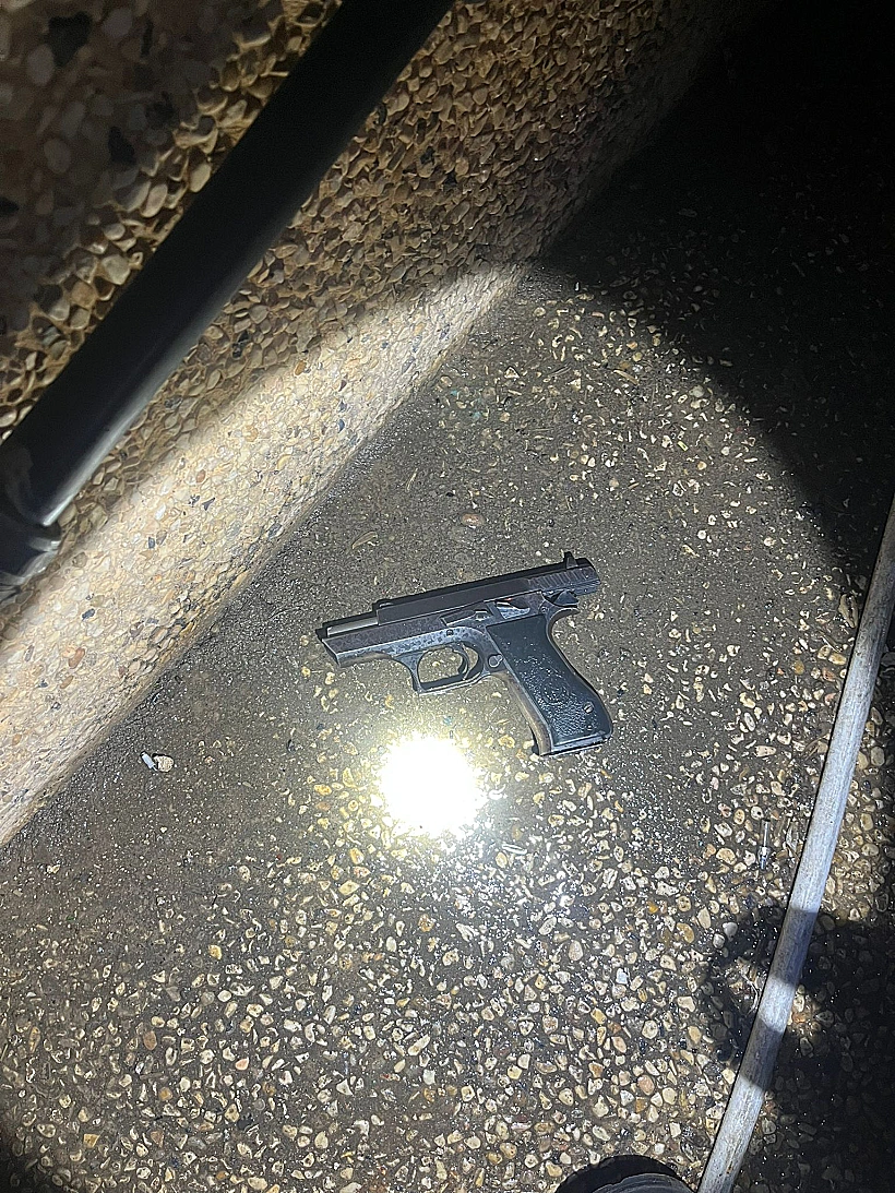 אקדח שהחרימה המשטרה מהאירוע