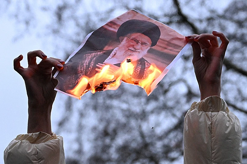 שורפים תמונות של חמינאי בהפגנת תמיכה בעם האיראני בלונדון