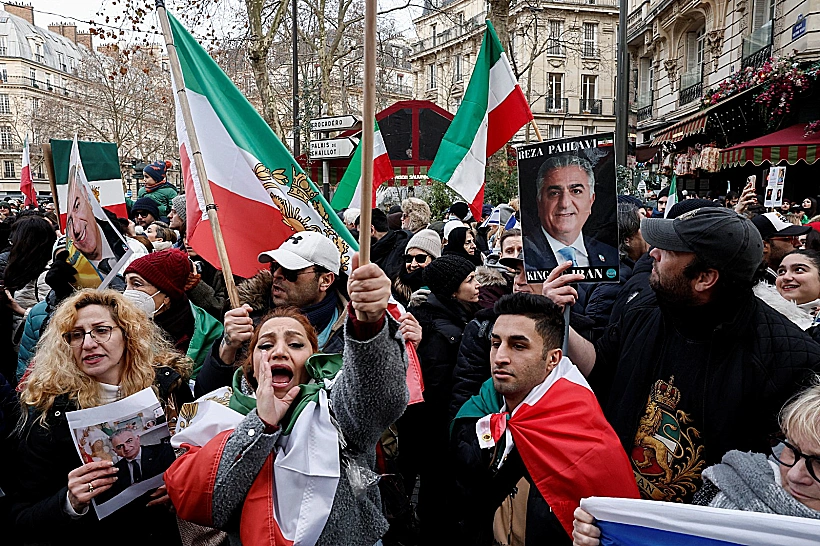 מפגינים בפריז בתמיכה בעם האיראני