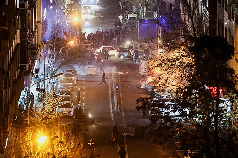 עימותים בין מפגינים לכוחות הביטחון בהפגנות בטהרן