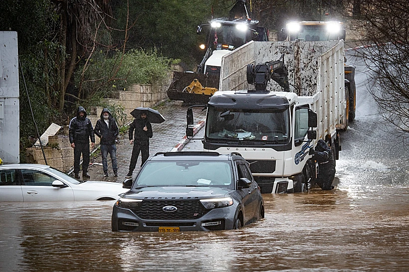 רכבים שנקלעו להצפה באבו גוש