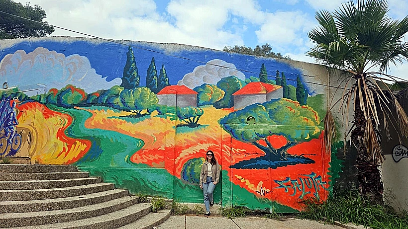 טלי אשחר גוטליב על רקע חומת האמפי של פרדס חנה