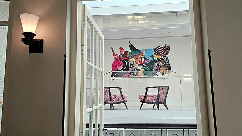 יצירות אמנות מפוזרות בחללי מלון דה נורמן