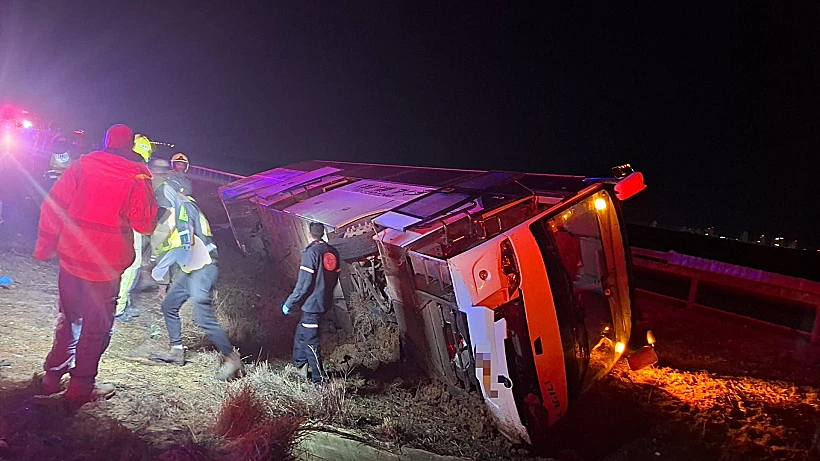 האוטובוס שהתהפך בכביש 6 בסמוך לקריית גת