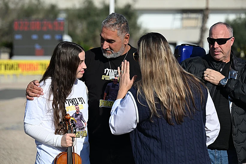 איציק גואילי ושורדת השבי אגם ברגר בקבלת שבת בכיכר החטופים