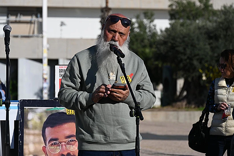 דני מירן בקבלת שבת בכיכר החטופים