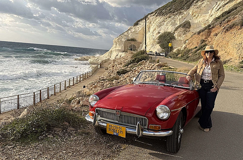 מכונית MGB אדומה משנת 1970