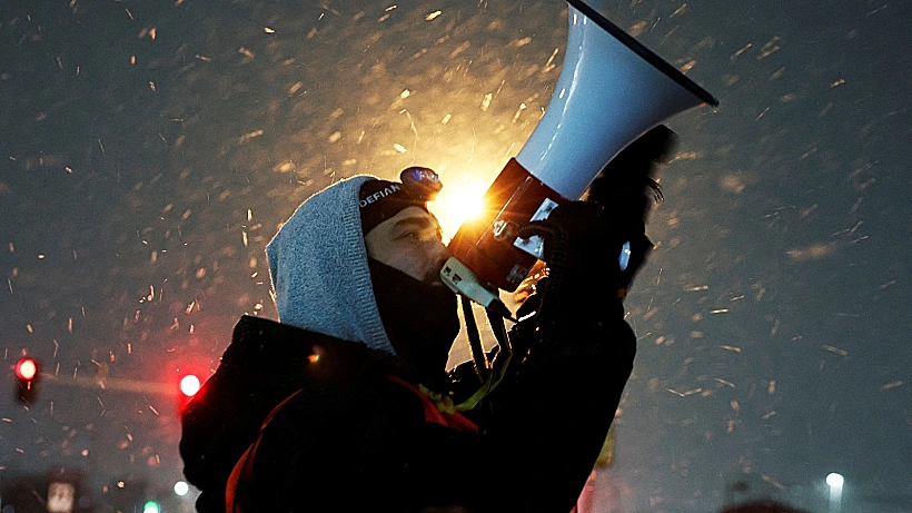 מפגין נגד מדיניות ICE בארה"ב